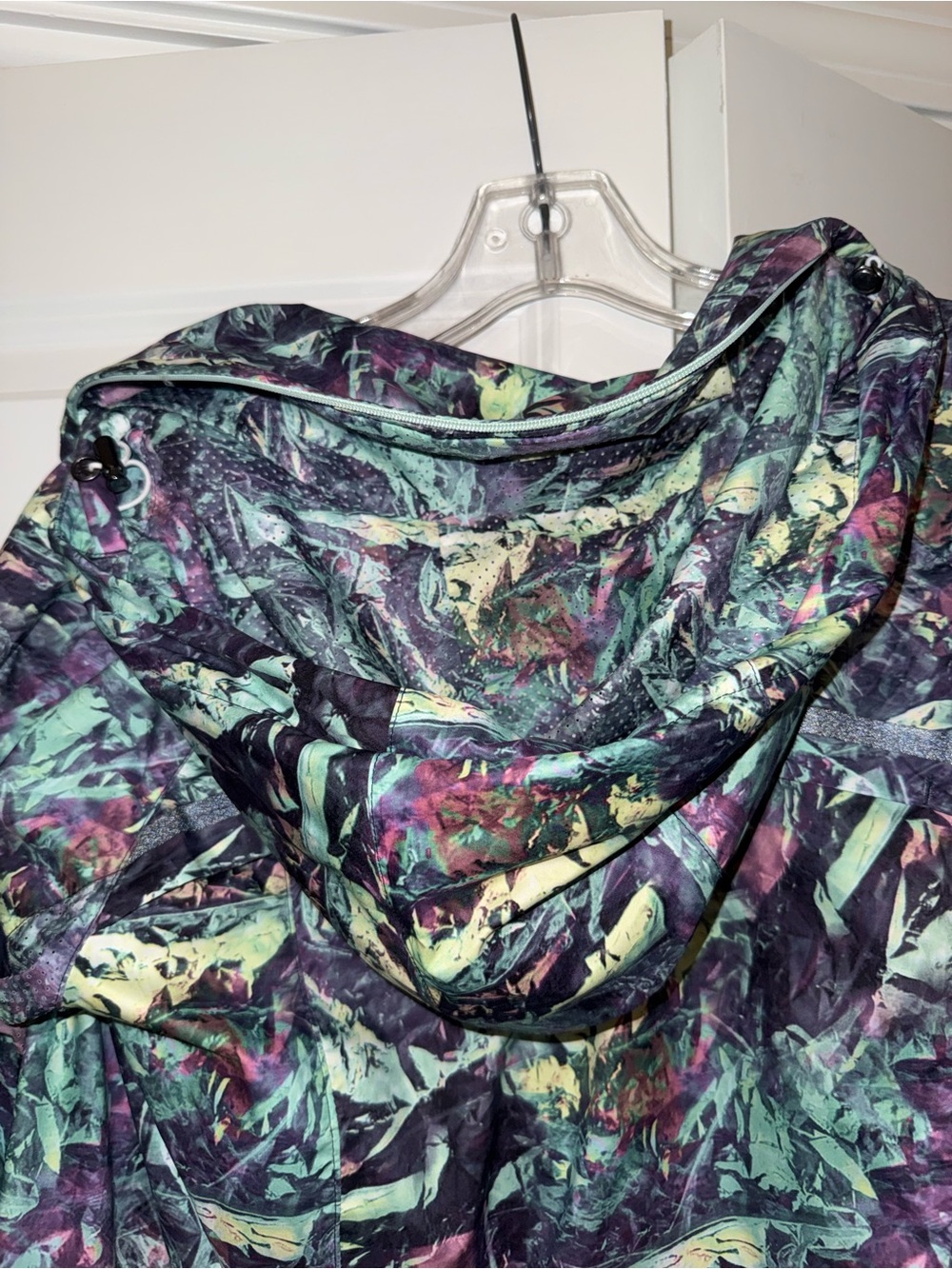 lululemon athletica Printed Hooded Lightweight Jacket - Picture 7 of 7